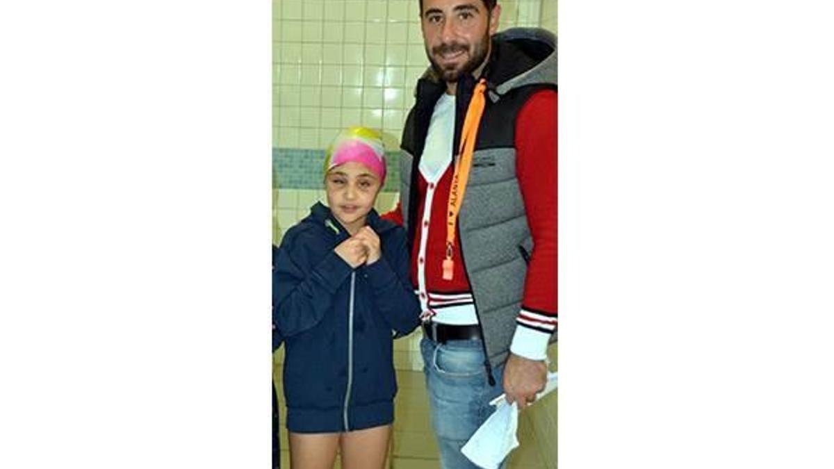 Görme engelli yüzücü Cemre, engel tanımıyor