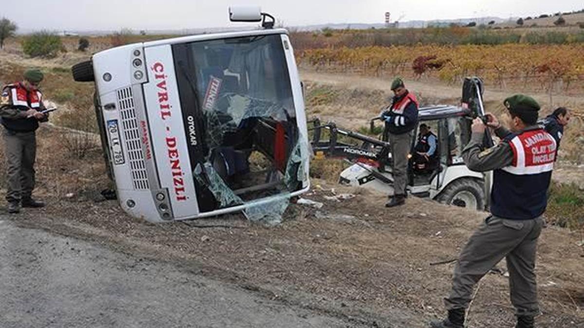 Denizli’de yolcu otobüsü devrildi: 2 ölü, 19 yaralı