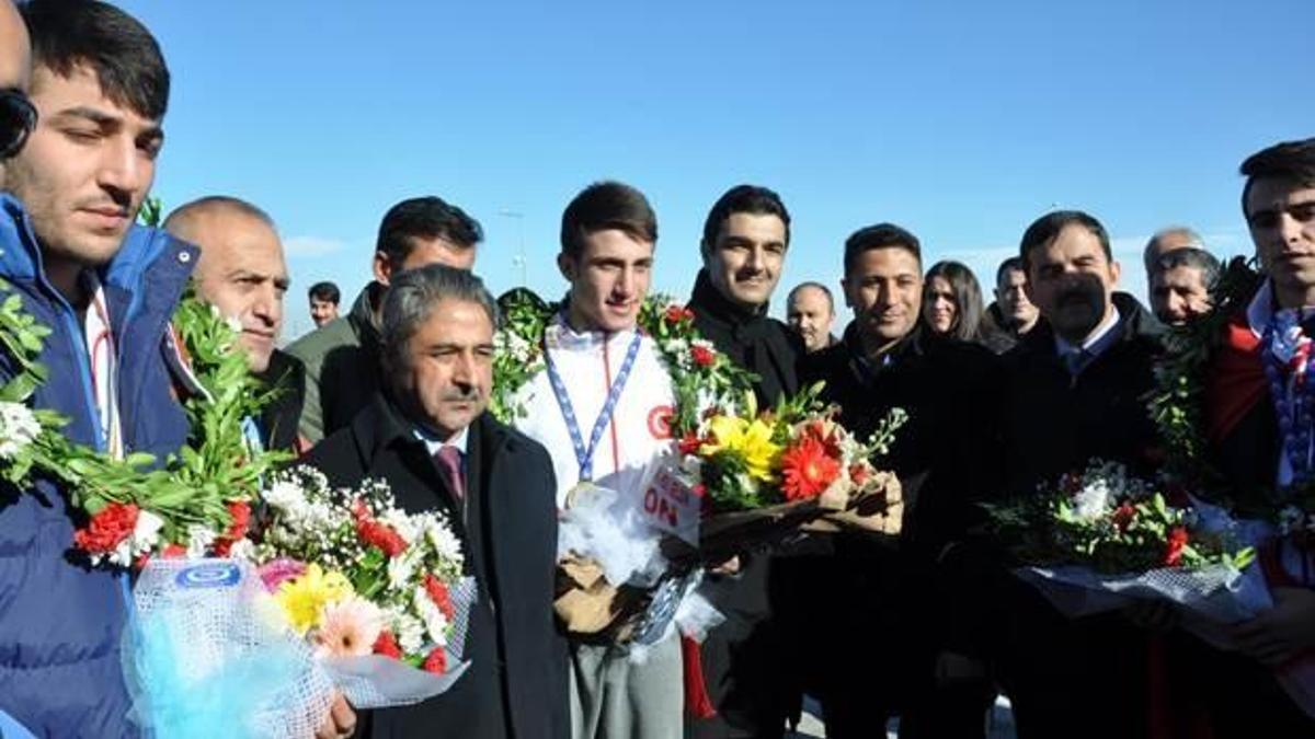 Kars'ta bir dünya şampiyonu! Rus rakibini...