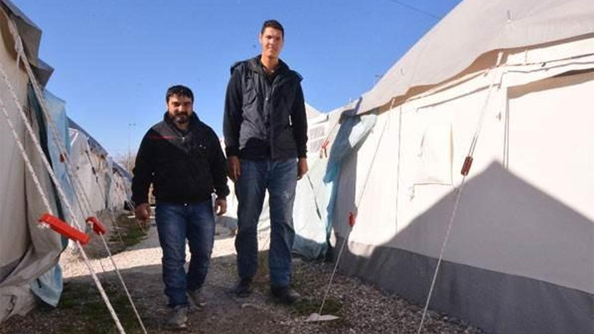 Boyu sürekli uzayan Suriyeli genç "yatağa düştü"