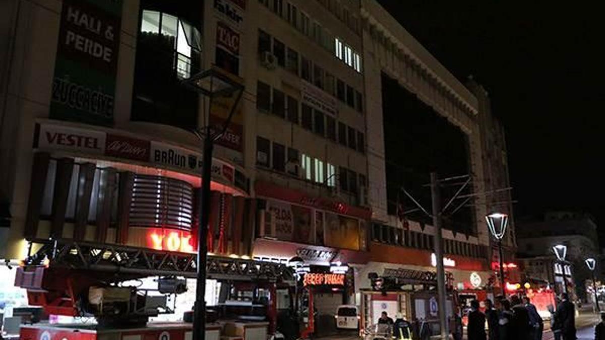 Antalya’da AVM’de yangın paniği