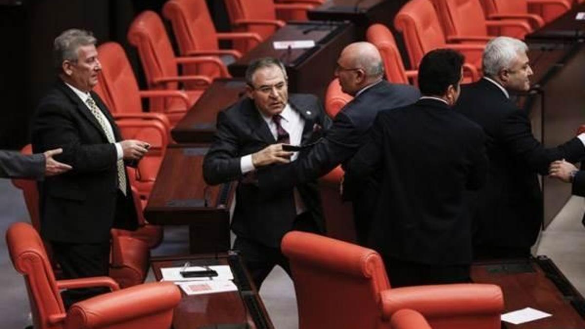 Meclis'te gergin dakikalar! HDP'li vekil...