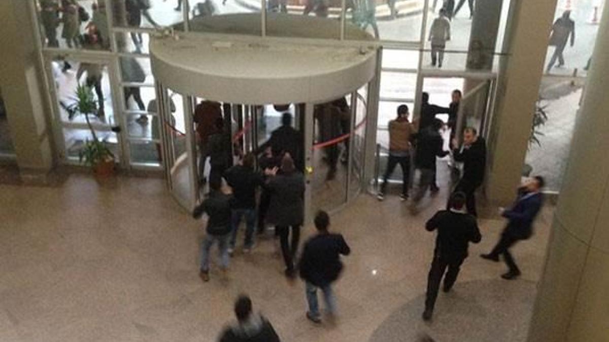 Üniversitede 'omuz atma' kavgası