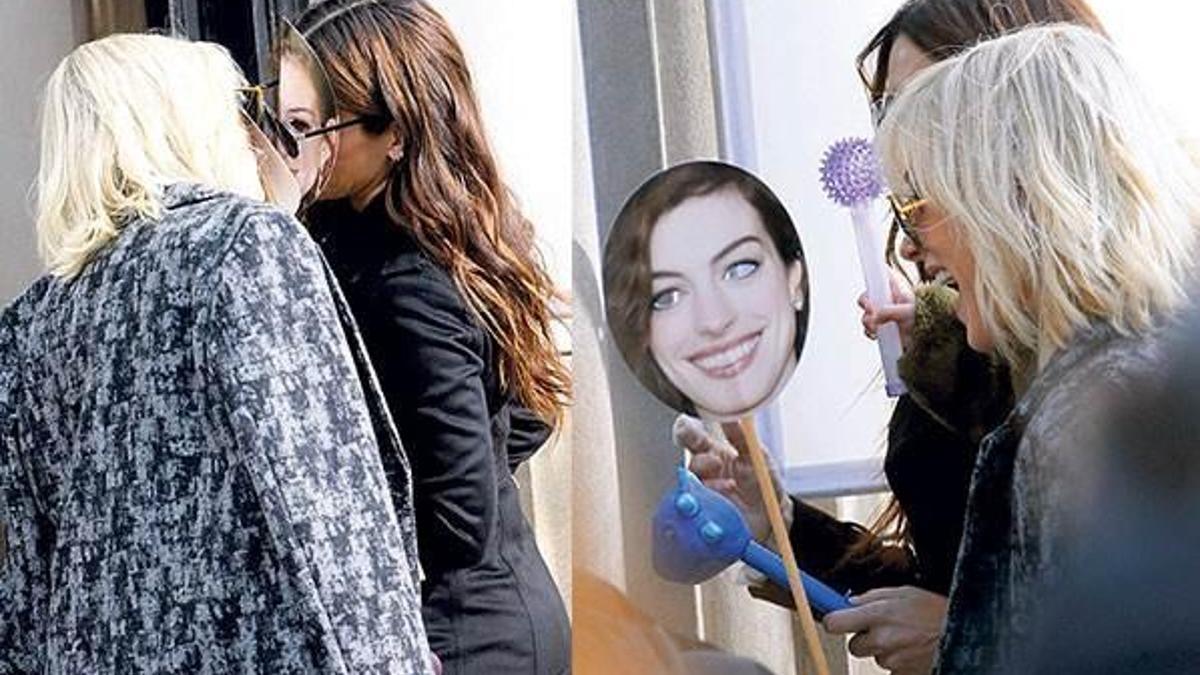 Hathaway maskesi takarak öpüştüler