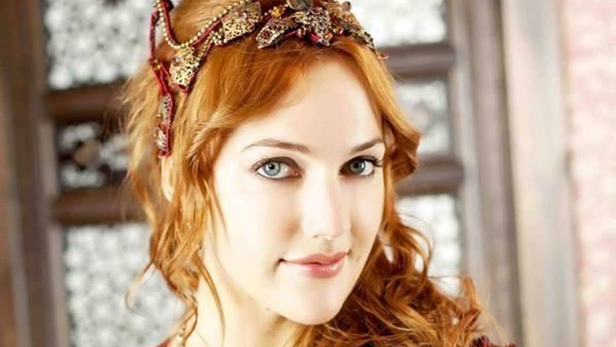 Meryem Uzerli silah eğitimi almaya başladı
