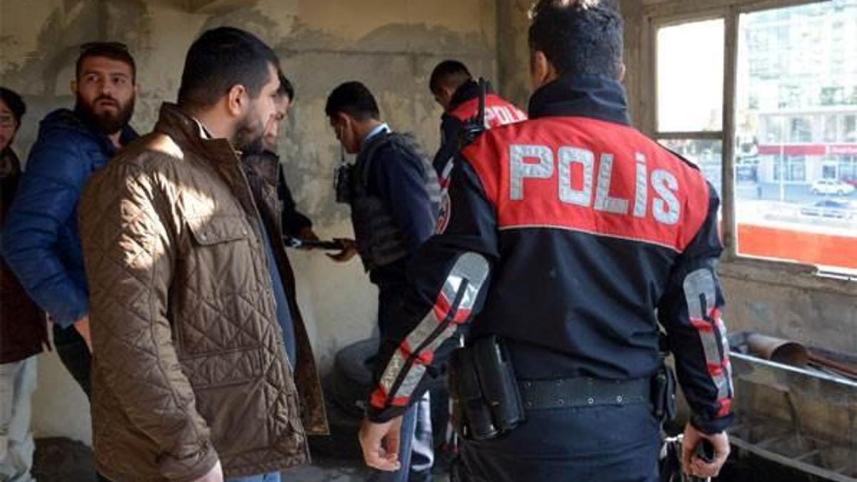 Polisten, dizi setine uzun namlulu silah baskını