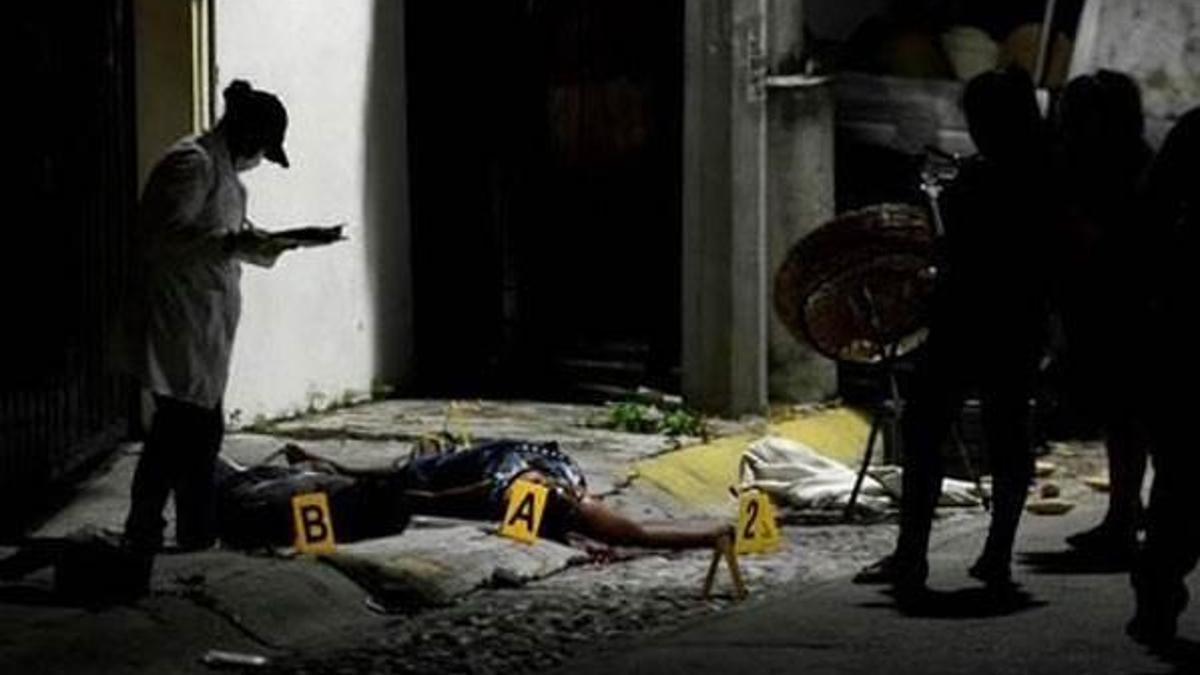 3'ü polis 4 kişinin yakılmış cesetleri bulundu