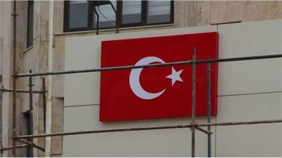 Diyarbakır Büyükşehir Belediyesi’ne yeni tabela asıldı