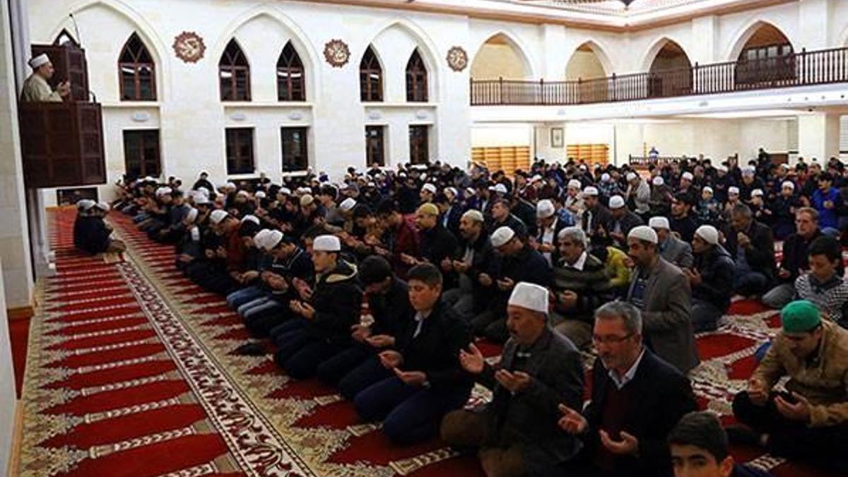 Şehitler için tüm camilerde dualar okundu