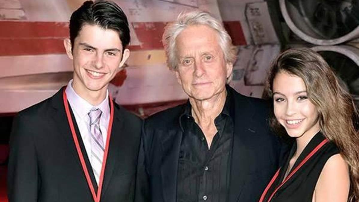 Çocuklarıyla birlikte 'Star Wars'a koştular