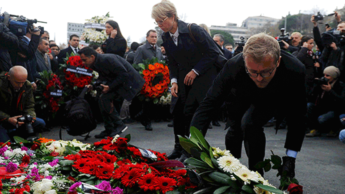 Patlama yerine çelenk bırakan konsoloslara tepki