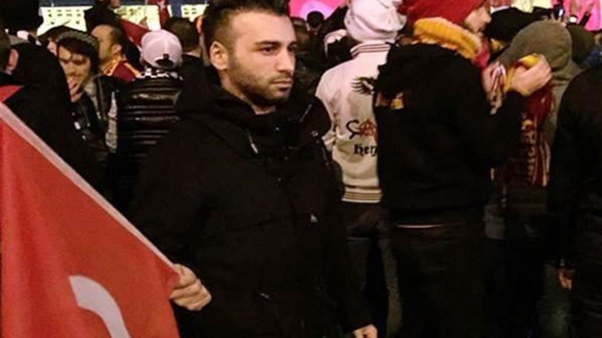 Emre Kaya, Şehitler Tepesi’ne kırmızı karanfil bıraktı
