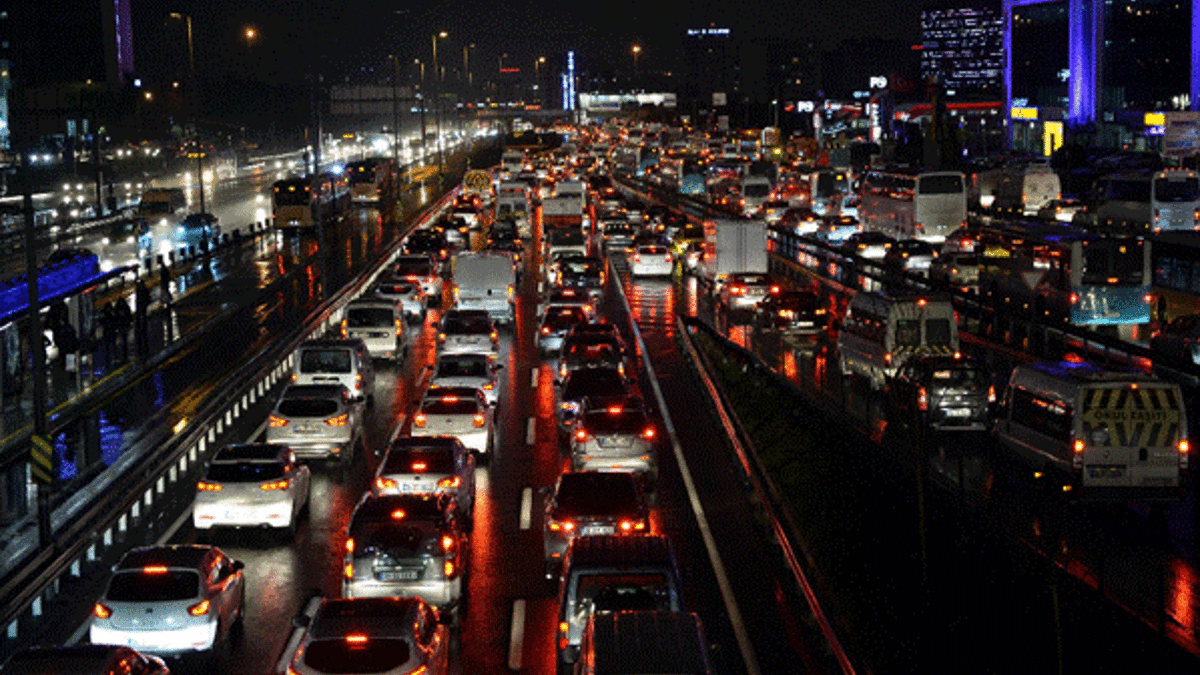 İstanbul'da kar yağışı sonrası trafik durma noktasına geldi
