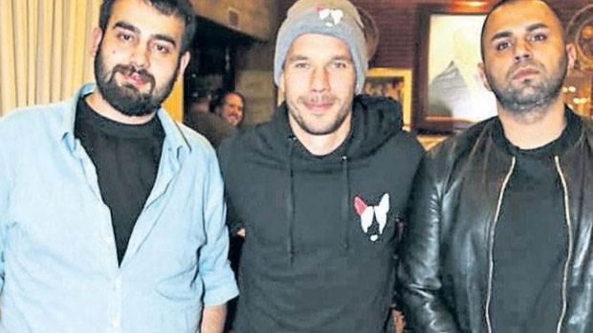 Poldi, yumruk attığı gazeteciyle barıştı