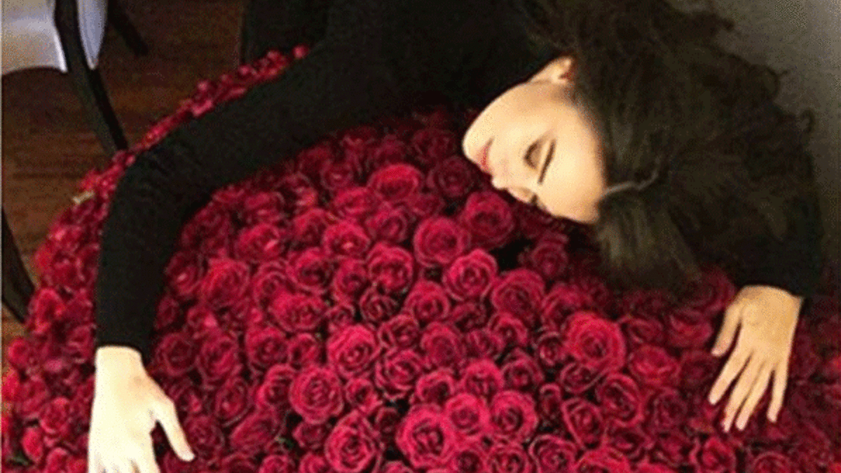 Rafet El Roman'dan Tuvana Türkay'a jest