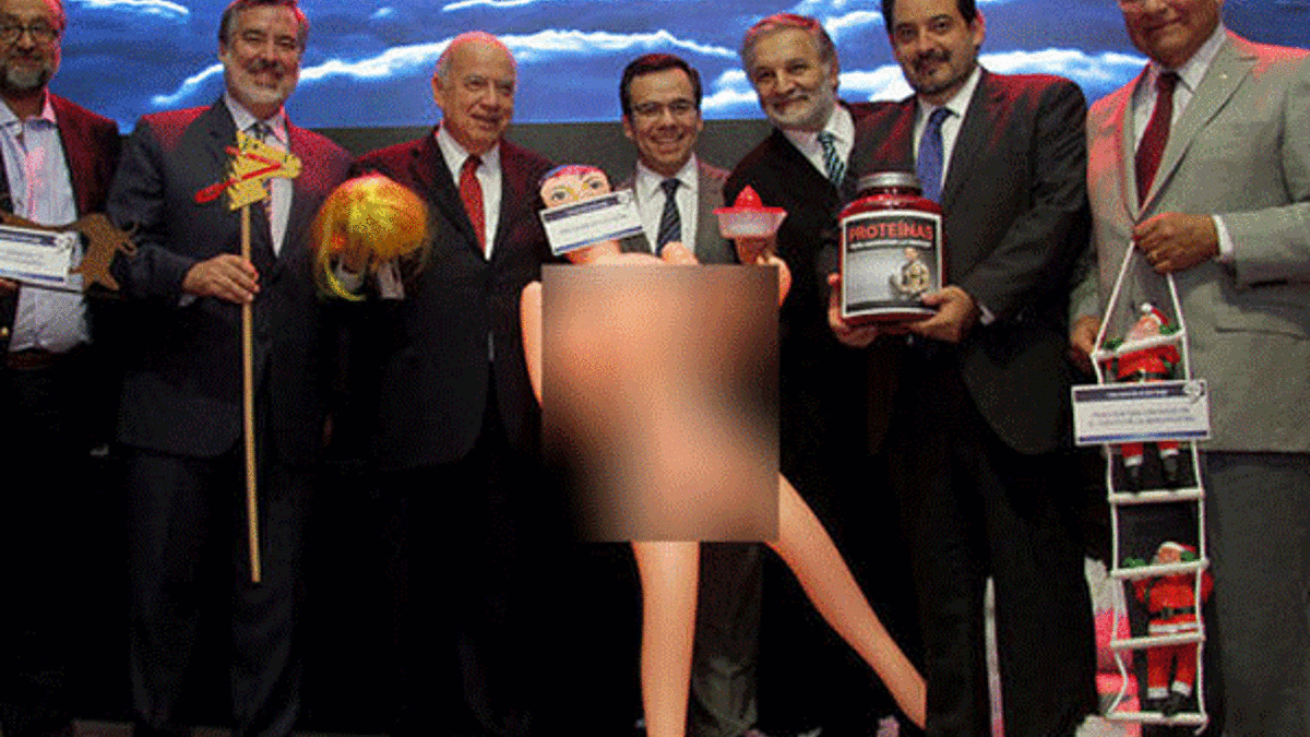 Şili'de bakana şişme bebek hediye edildi