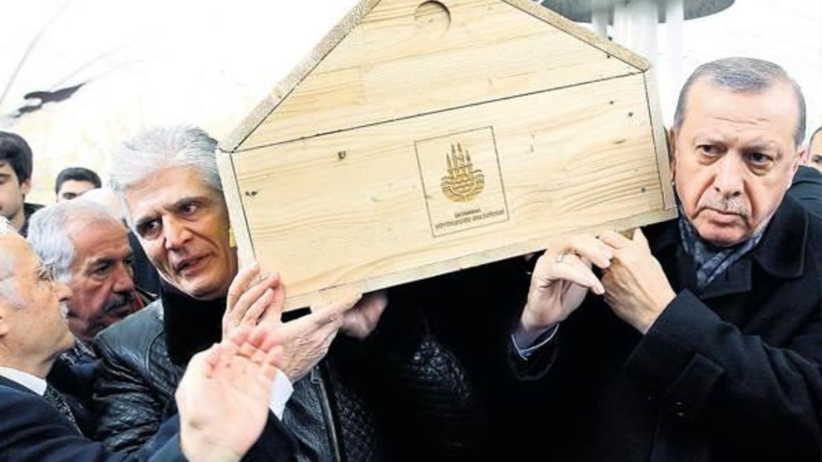 Cumhurbaşkanı tabutunu omuzladı