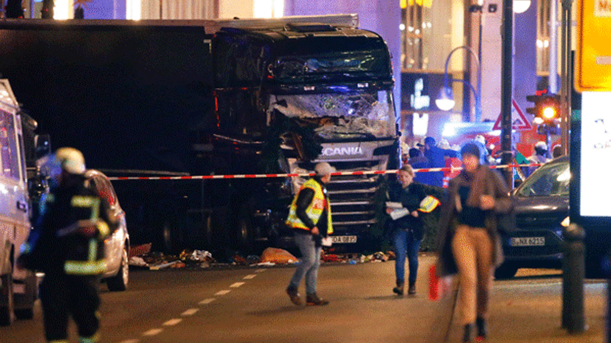 Berlin'de TIR Noel pazarına girdi, ölü ve yaralılar var