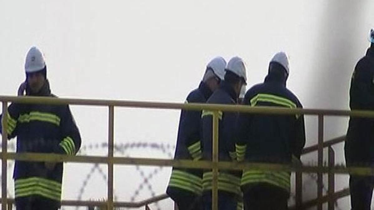 Kocaeli'nde yarım ton yakıt denize sızdı