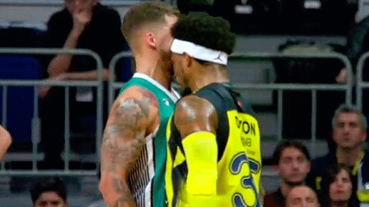 Bobby Dixon, Scottie Wilbekin'e kafa attı!