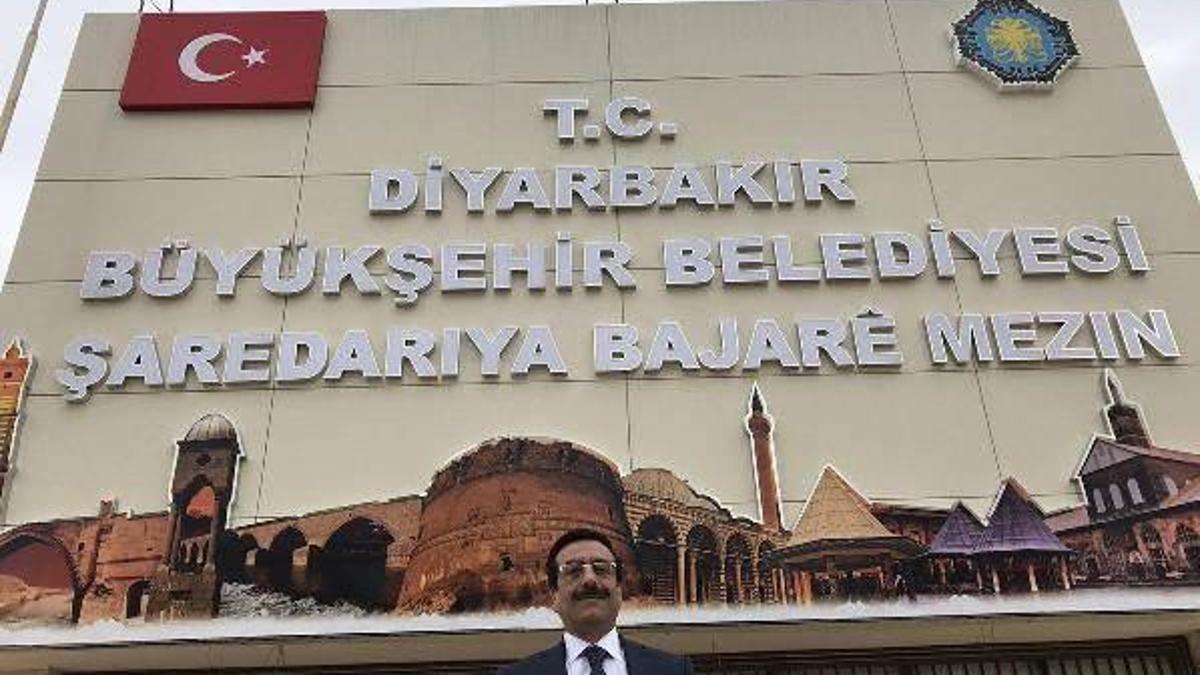 Diyarbakır'da kayyum yeni tabela önünde poz verdi