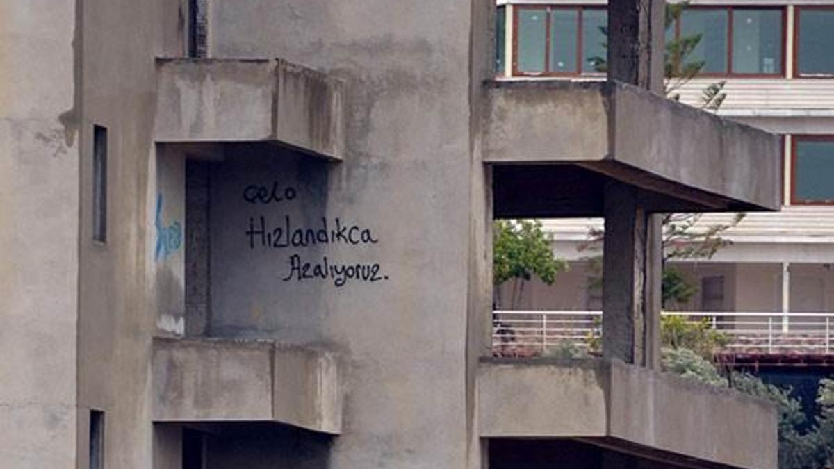 Duvara 'Celo, hızlandıkça azalıyoruz' yazıp ölüme atladı
