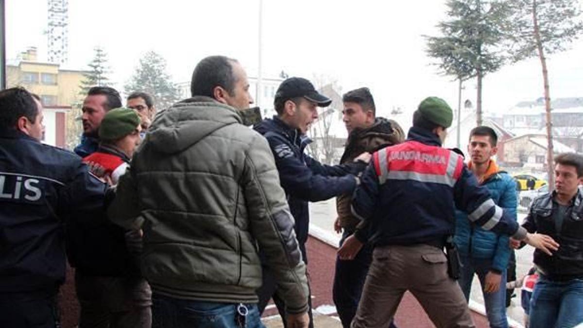 Taciz iddiasıyla gözaltına alınan öğretmene tepki