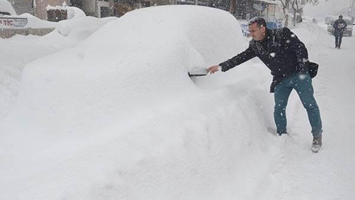 Karaman kara teslim! Şehir merkezinde 1 metreye ulaştı