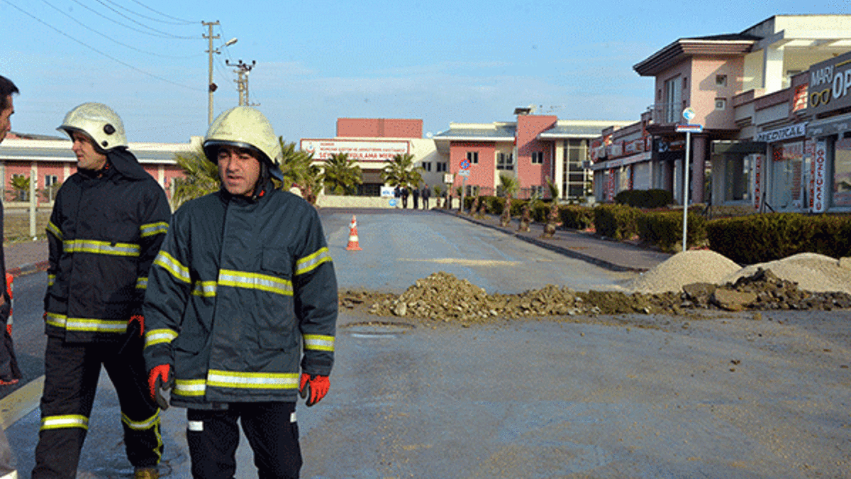 İş makinesi mahalle ortasında doğalgaz borusunu patlattı