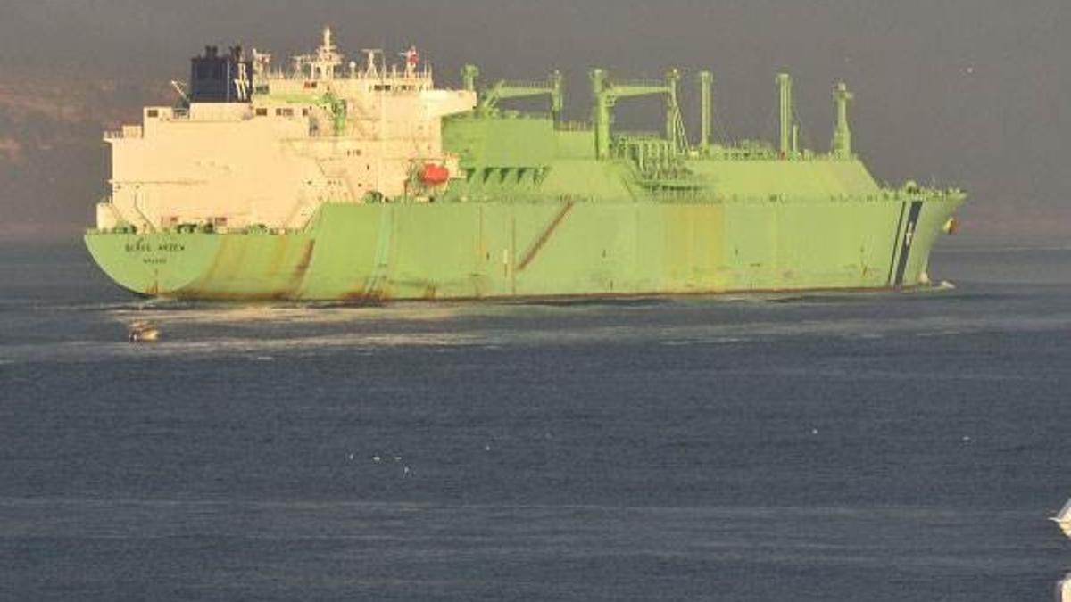Doğalgaz tankeri boğazı kapattı