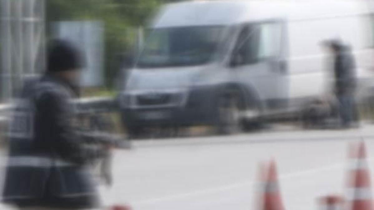 Bomba şüphesiyle durdurulan minibüsten 57 koyun çıktı!