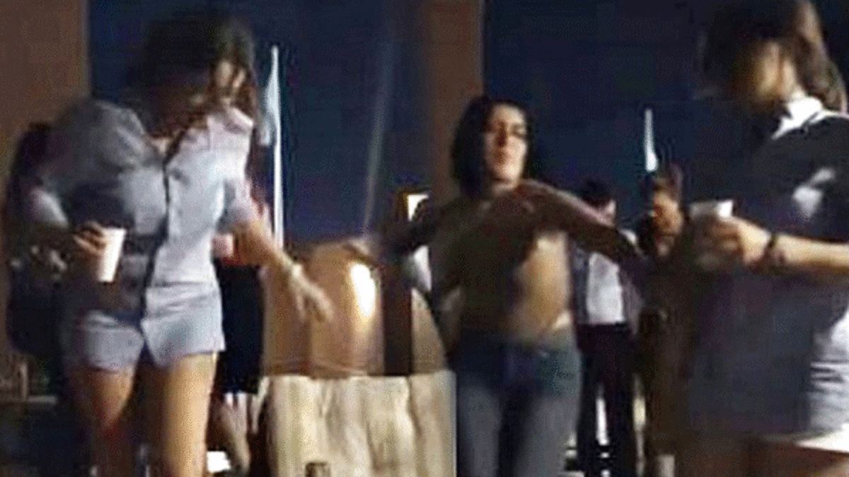 Arabistan'da parti yapan gençler tutuklandı