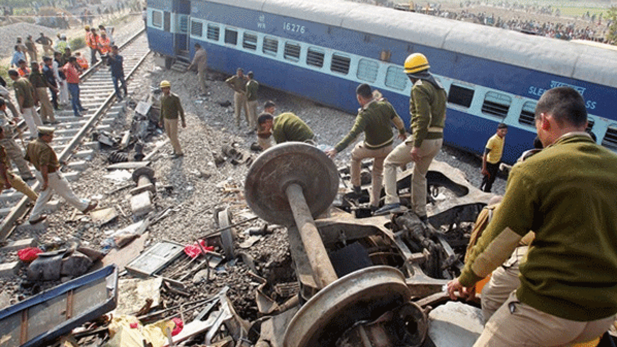 Hindistan'da tren raydan çıktı! 2 ölü, 38 yaralı!
