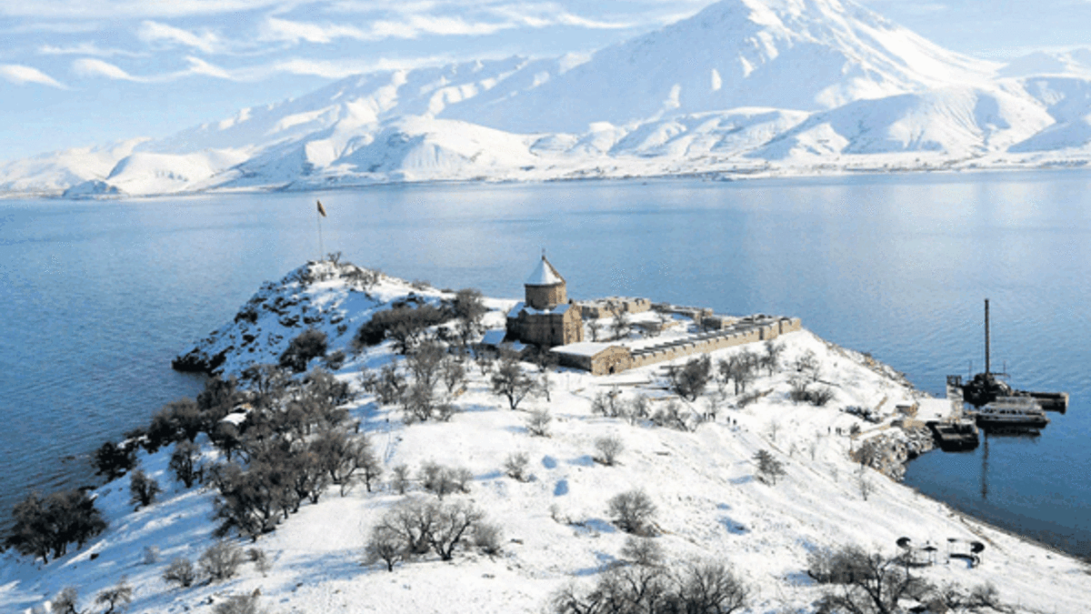 ‘Akdamar Adası Çöl Olmasın’ kampanyası