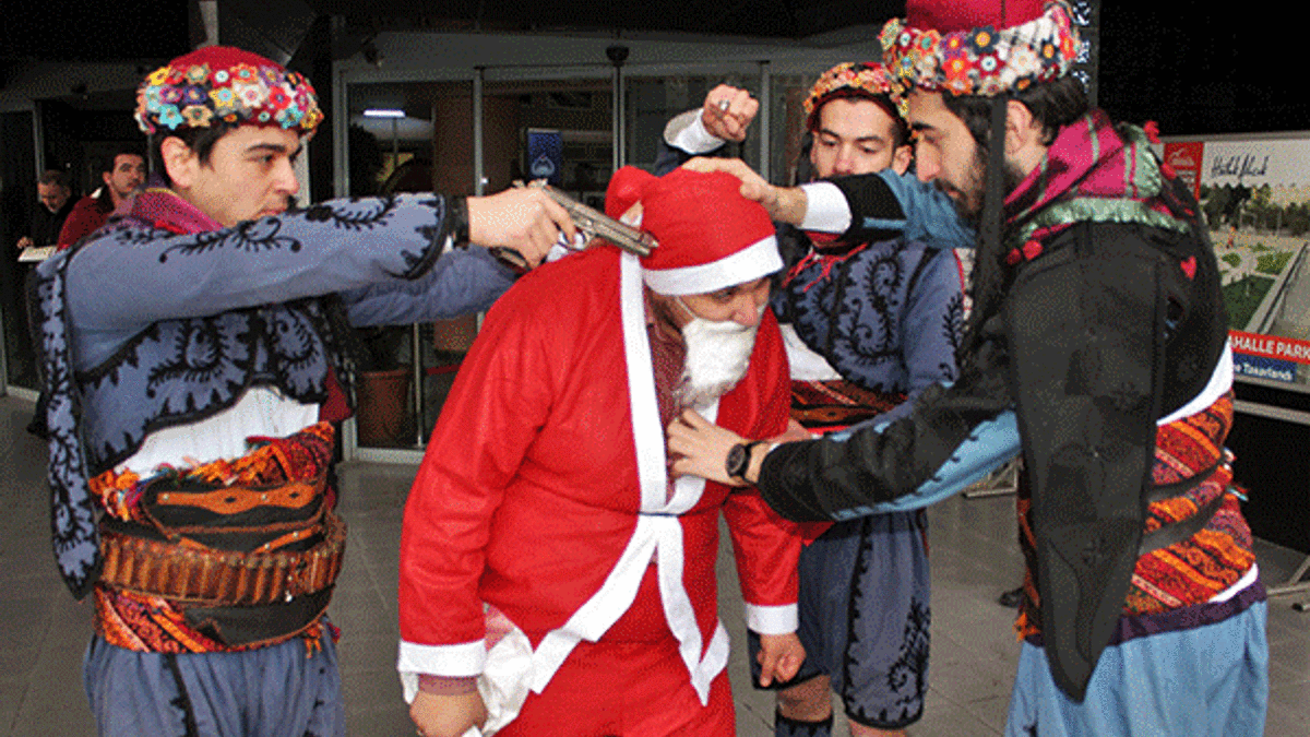 Noel Baba'nın başına silah dayadılar