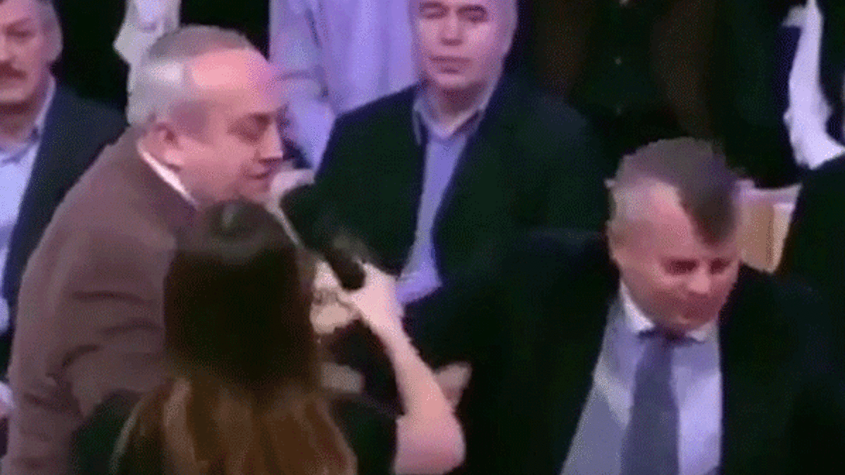 Ölenleri anmak için ayağa kalkmayan Ukraynalı dışarı atıldı