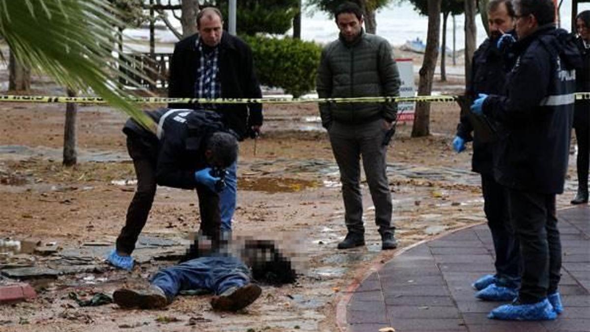 Mersin'de parkta yanmış ceset bulundu