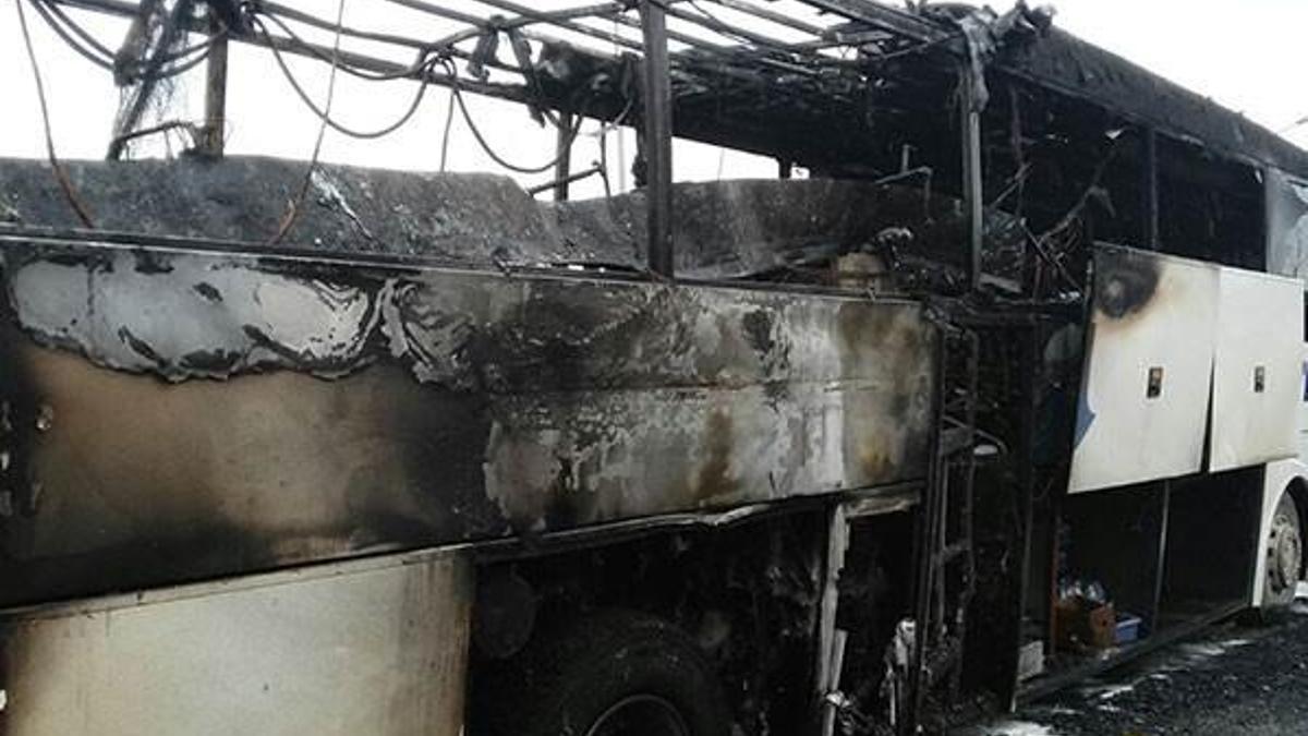 İçinde 16 yolcu bulunan otobüste yangın çıktı