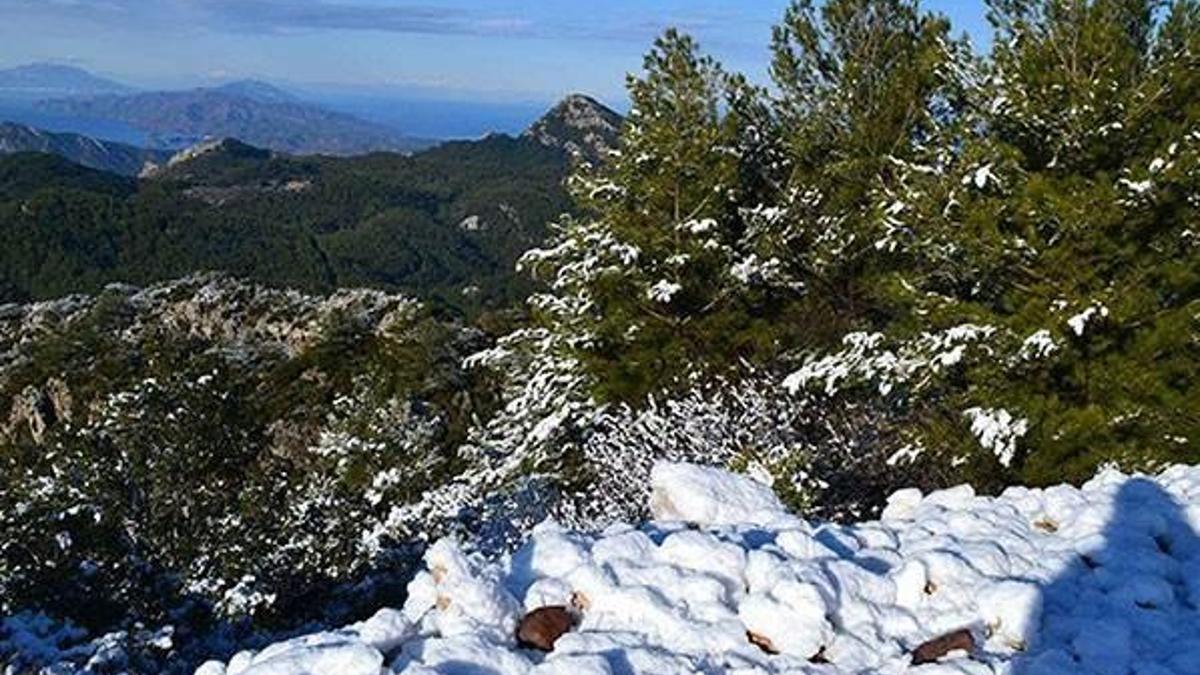 Marmaris'in tepelerine 10 yıl sonra kar yağdı
