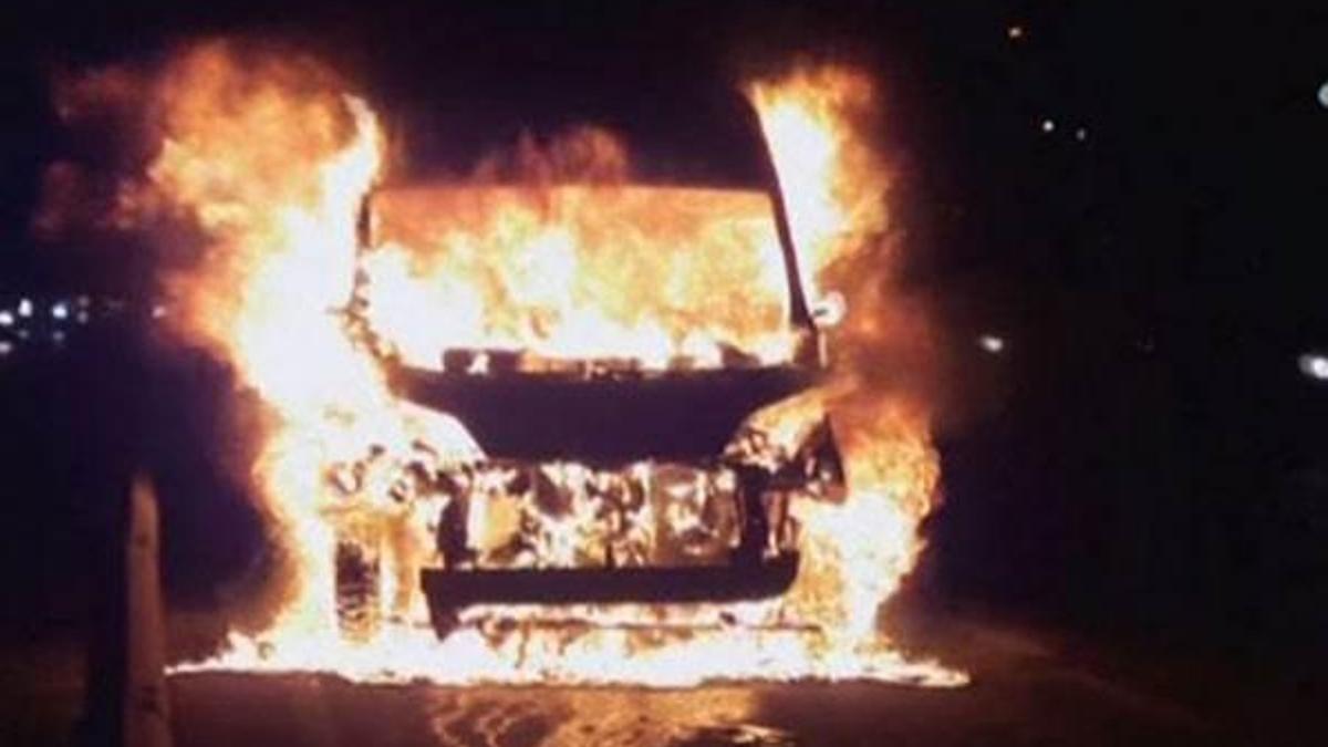 E-5'te seyir halindeki minibüs cayır cayır yandı