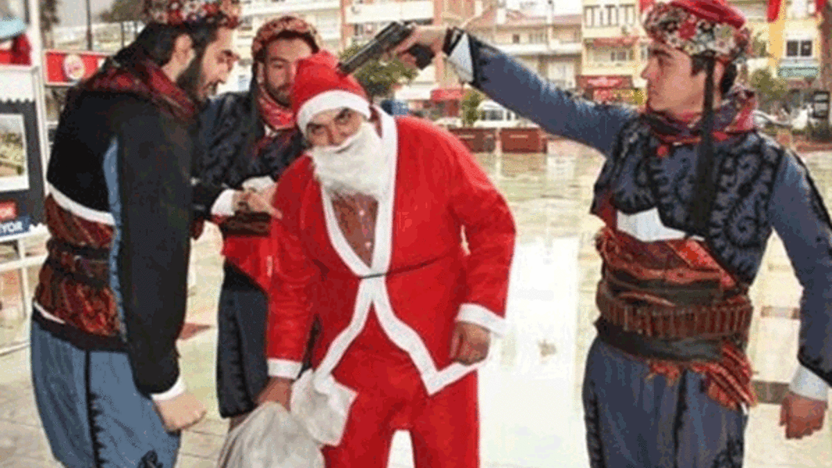Aydın'da temsili "Noel Baba"nın başına silah dayayan 10 kişi serbest