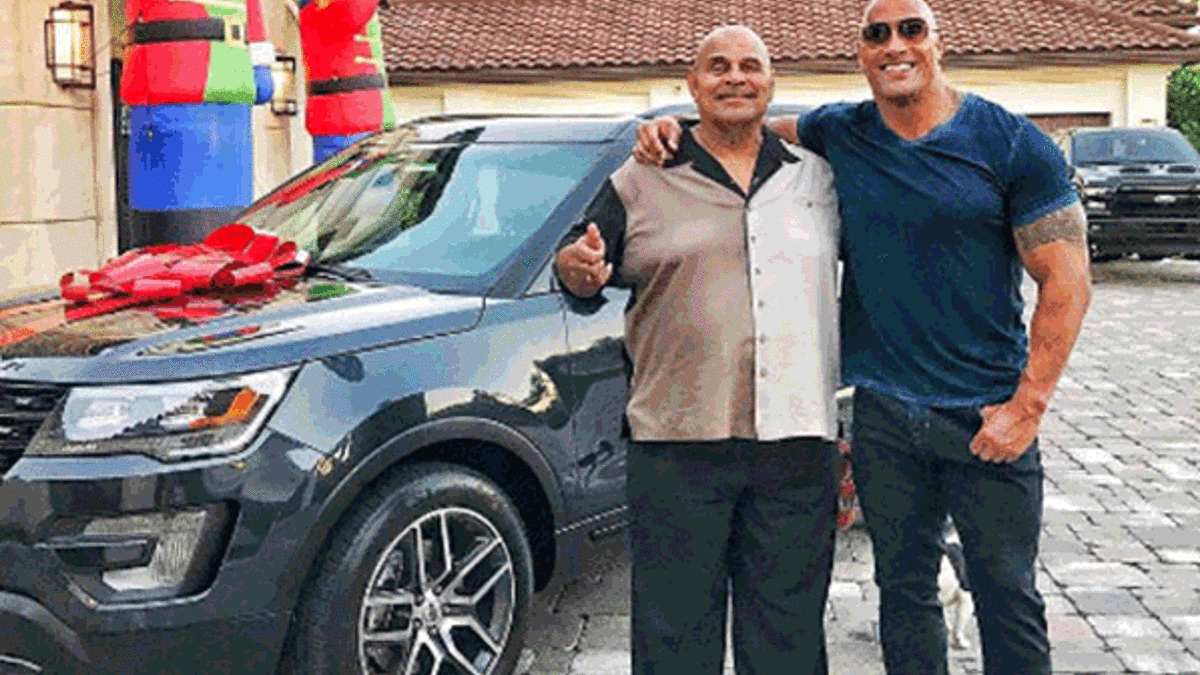 Dwayne Johnson'dan babasına sürpriz