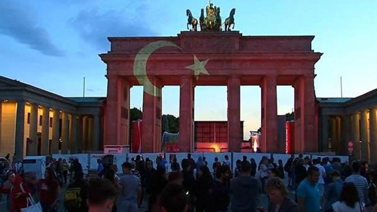 Brandenburg Kapısı, Türk bayrağı renklerine büründü