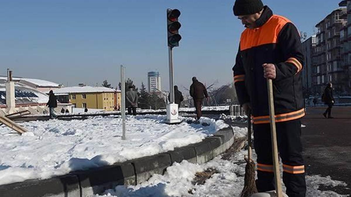 Uşak temizlik işçisi bulduğu 20 bin lirayı yetkililere teslim etti