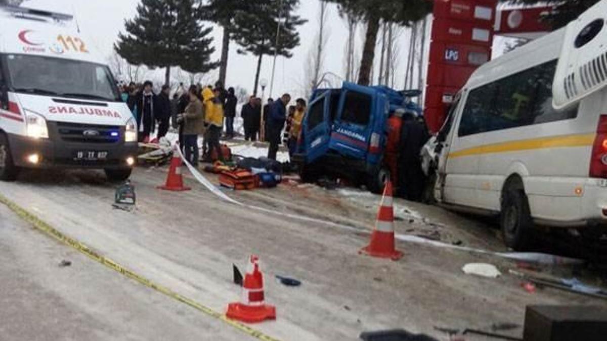 Askeri araç ile minibüs çarpıştı: 1 asker şehit
