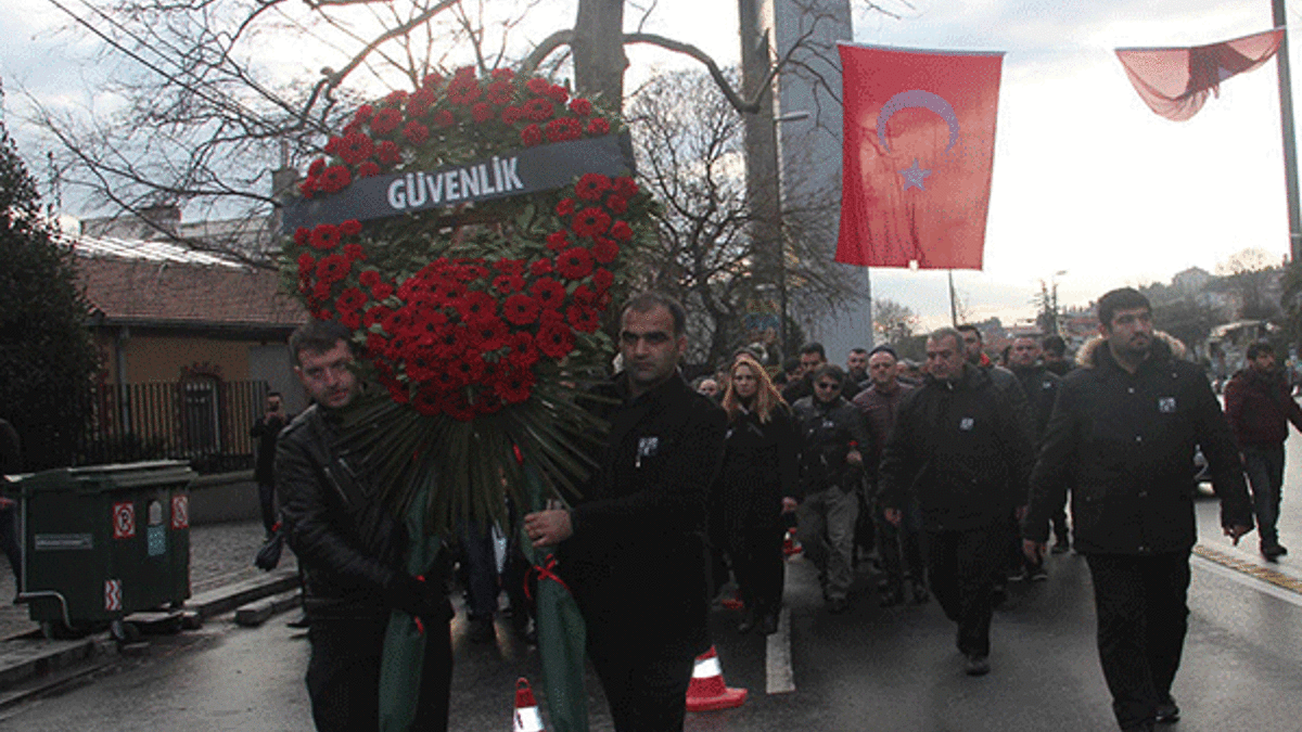 Özel güvenlikçiler Reina önünde arkadaşlarını andı