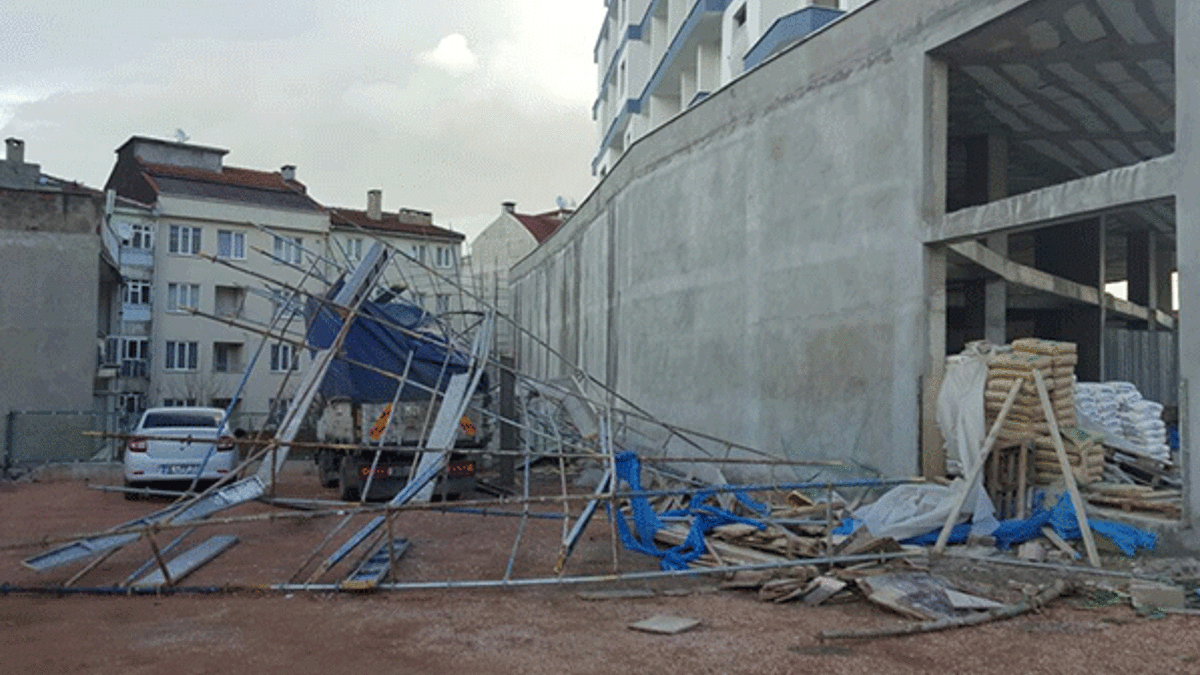 Fırtına Bursa'yı uçuruyor