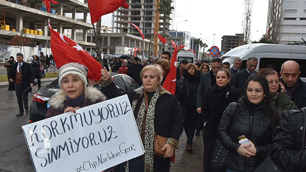 CHP'liler, patlama noktasına kırmızı karanfiller bıraktı