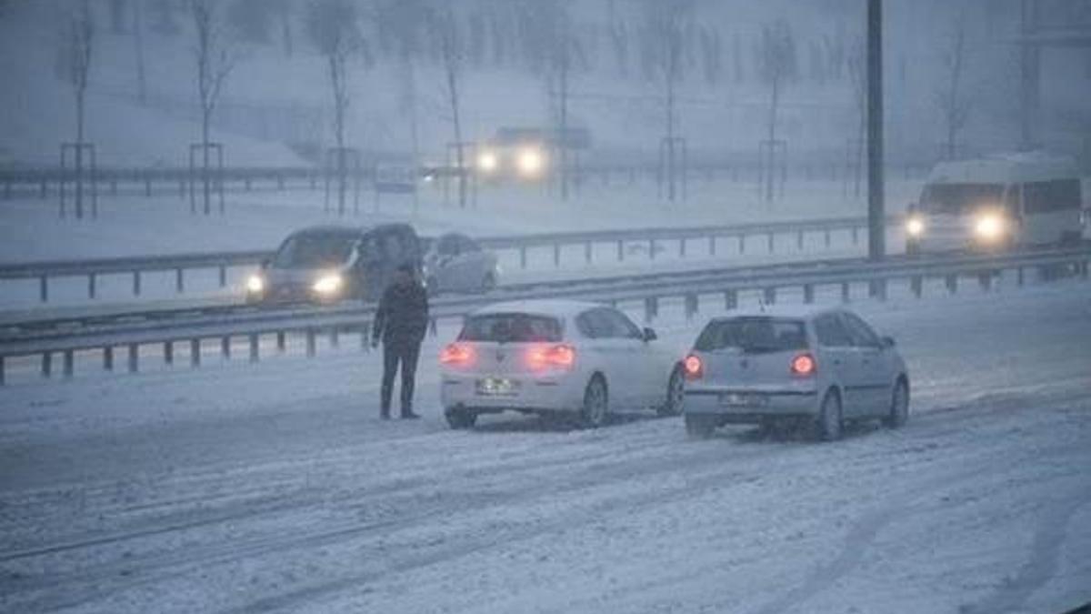 İstanbul'da kar başladı! Meteoroloji hava durumu için uyarmıştı