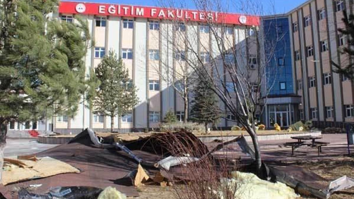 Fakültenin çatısı uçtu! Yaralılar var